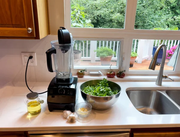 Verse Grondstoffen Keukenstenen Aanrecht Klaar Zelfgemaakte Italiaanse Pesto Saus Maken — Stockfoto