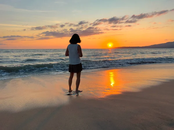 Женщина Назад Камере Смотрит Прекрасный Закат Время Прогулки Пляжу Тихого — стоковое фото