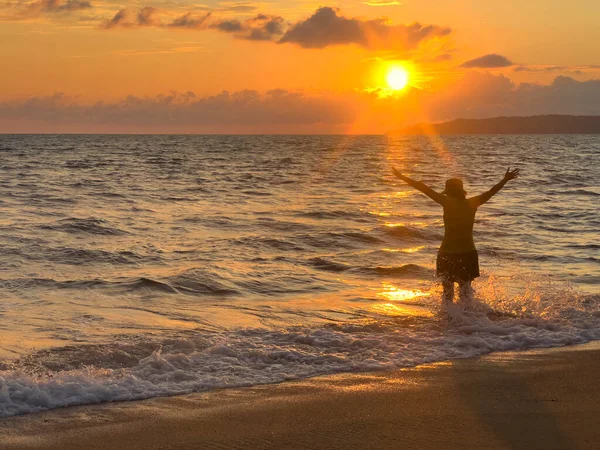 Mulher Desfrutando Pôr Sol Hora Dourada Enquanto Vagueia Oceano Pacífico — Fotografia de Stock