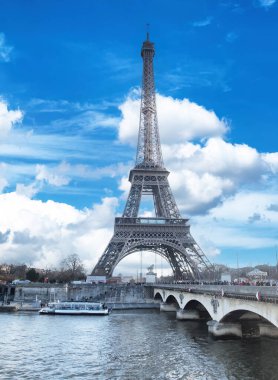 Fransa 'nın başkenti Paris' te yer alan Eyfel Kulesi 'nin önünde Seine Nehri bulunuyor. 