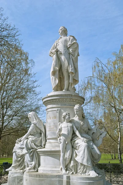 纪念碑的 johann 沃尔夫冈 · 冯 · 歌德在柏林 — 图库照片