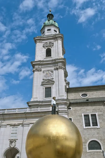 Man op gouden bol in salzburg — Stockfoto