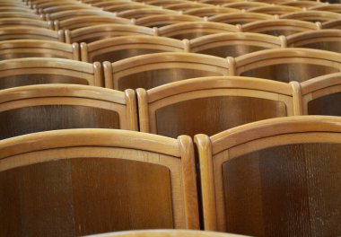 ahşap tiyatro koltukları