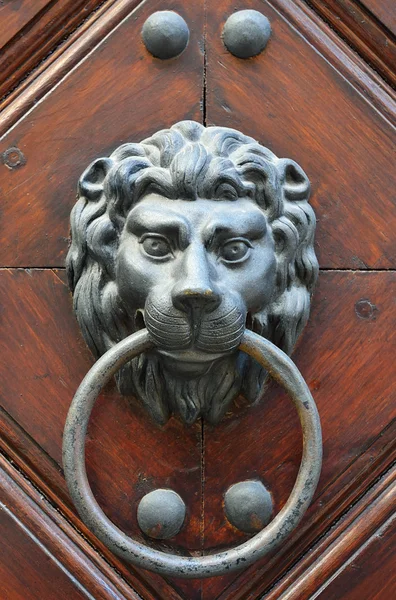古い金属製のドア ハンドル — Stockfoto