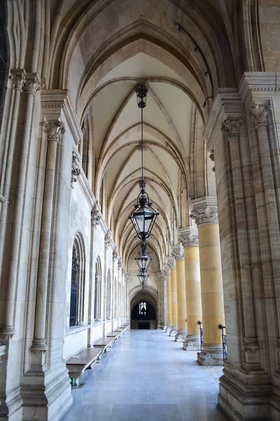 Una fila de arcos, columnas y lámparas — Foto de Stock