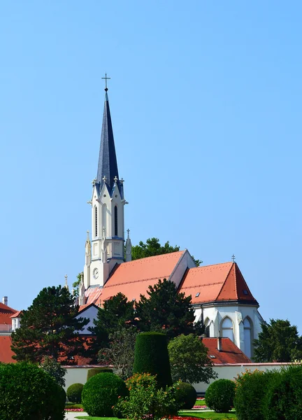 Небольшая церковь рядом с дворцом Шонбрунн — стоковое фото
