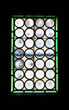 küçük bir vitray pencere