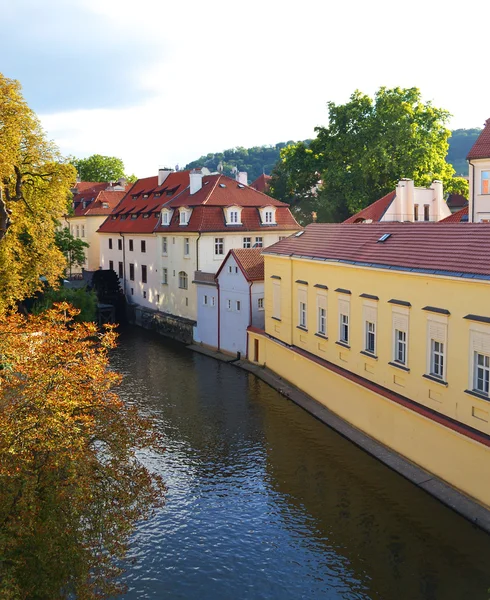 Prag'da bir nehir üzerinde bir su değirmeni — Stok fotoğraf