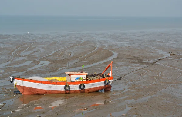 Old boat near seashore — Stock Photo, Image