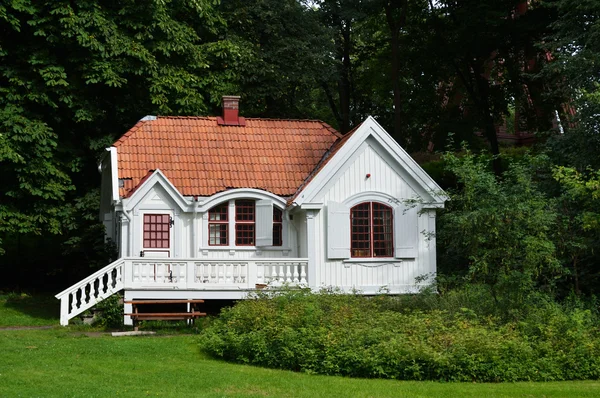 Casa branca pequena — Fotografia de Stock