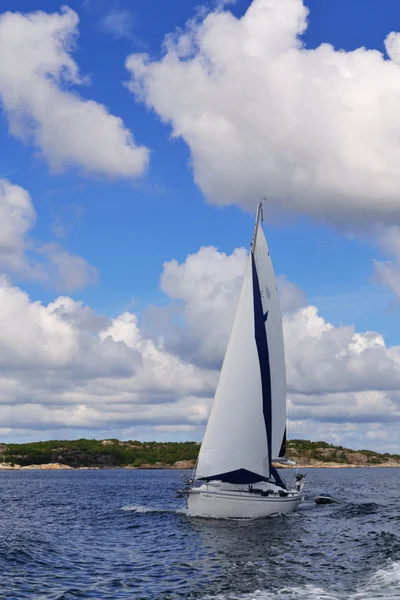 Único barco à vela no lago — Fotografia de Stock