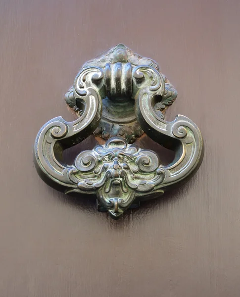 Manija decorativa de puerta antigua — Foto de Stock