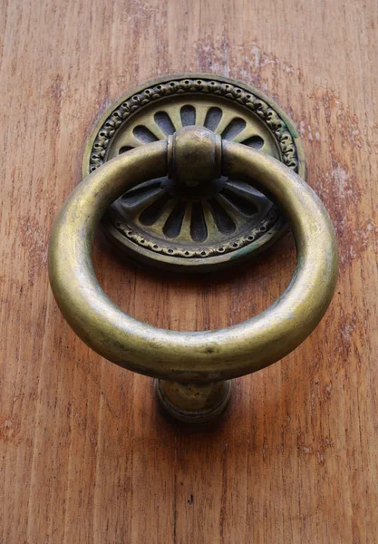 Manija decorativa de puerta antigua — Foto de Stock