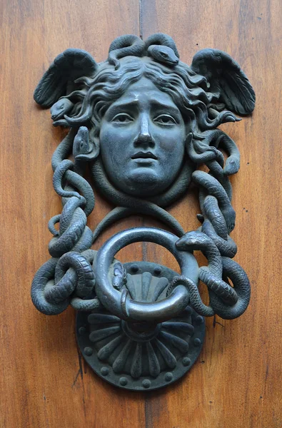 Punho de porta antigo decorativo — Fotografia de Stock