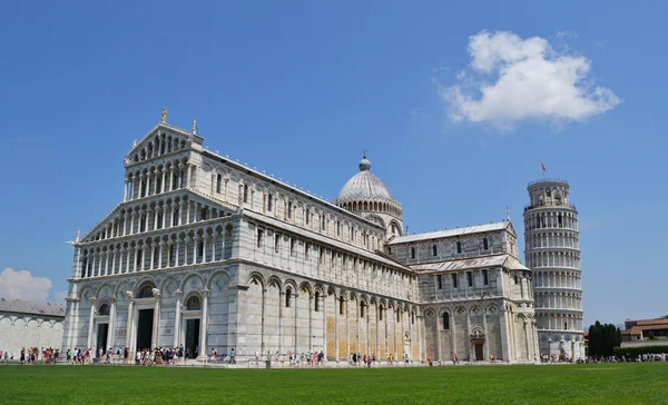 Schiefer Turm von Pisa und Kathedrale — Stockfoto