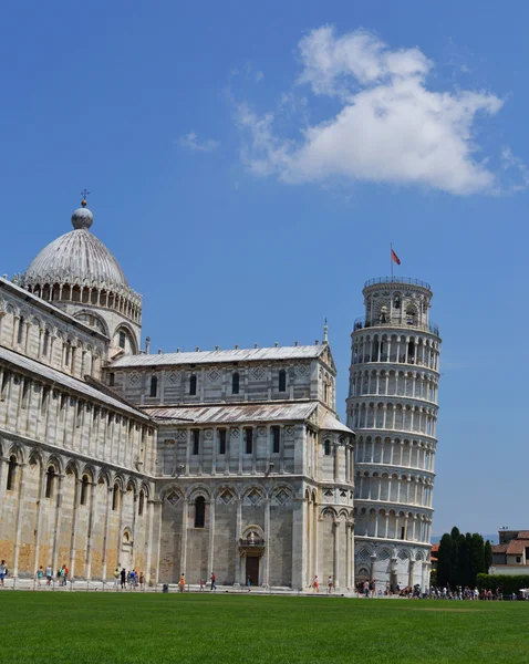 Schiefer Turm von Pisa und Kathedrale — Stockfoto