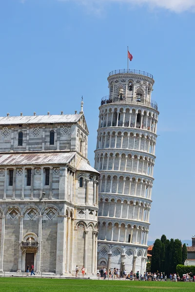 Schiefer Turm von Pisa und Kathedrale — Stockfoto