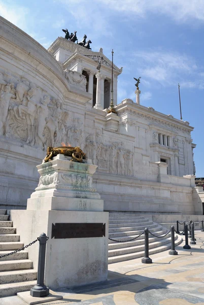 Fakkel vlam in vittorio emanuele, de piazza venezia in rome, Italië — Stockfoto