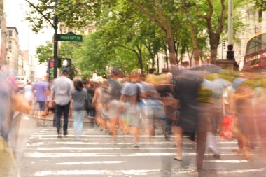 İnsanlar geçiş işlek cadde