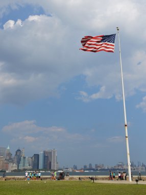 Mavi gökyüzünde Amerikan bayrağı