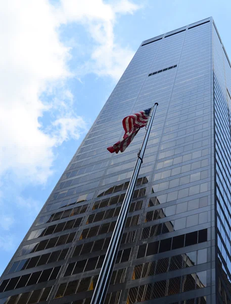 Bandeira americana em frente ao prédio de negócios — Fotografia de Stock