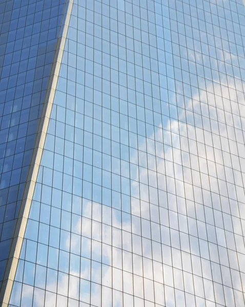 Cielo nublado reflejado en las ventanas de un rascacielos —  Fotos de Stock