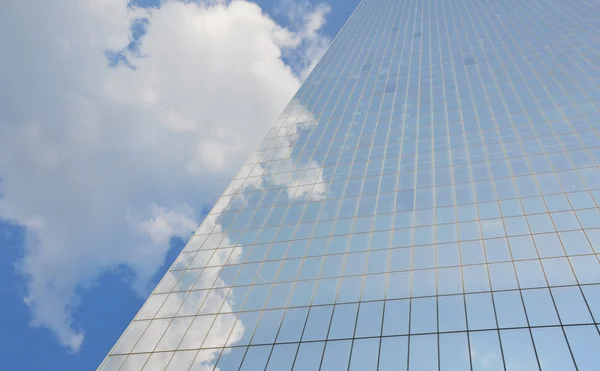 Cielo nublado reflejado en las ventanas de un rascacielos —  Fotos de Stock