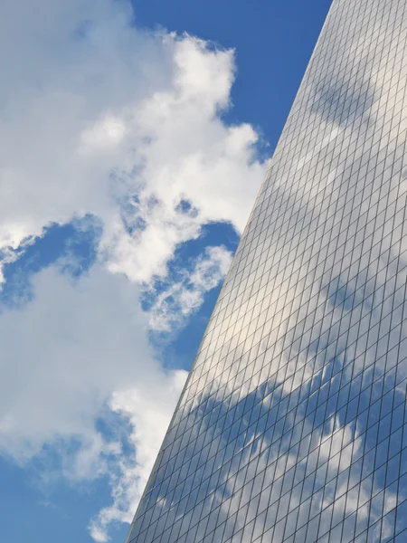 Bewolkte hemel weerspiegeld in de ramen van een wolkenkrabber — Stockfoto