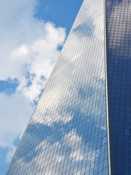 Cloudy sky reflected in the windows of a skyscraper — Stock Photo, Image