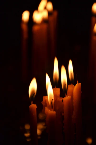 Encender velas en una iglesia — Foto de Stock