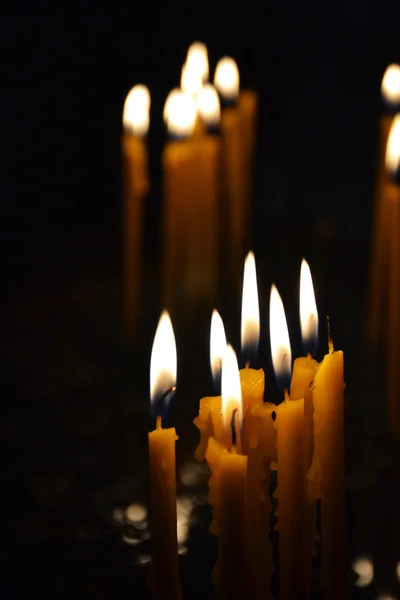 Queimar velas em uma igreja — Fotografia de Stock