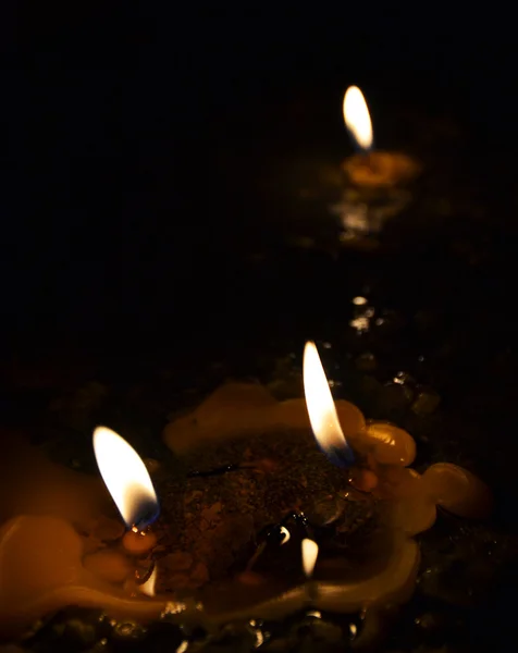 Κάψιμο κεριών σε μια εκκλησία — Φωτογραφία Αρχείου