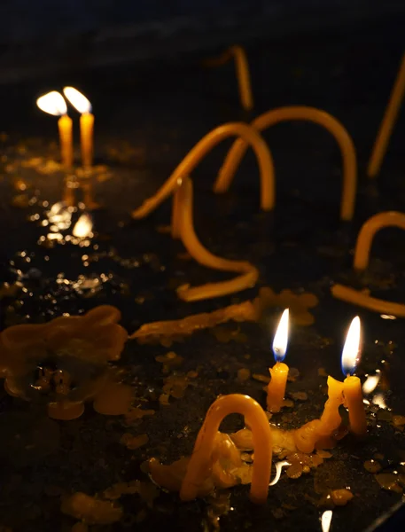 Queimar velas em uma igreja — Fotografia de Stock