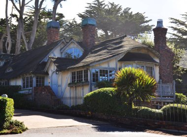 Deniz kenarındaki Carmel, Kaliforniya, ABD - 18 Ekim 2021: Kaliforniya 'nın deniz kenti Carmel' in güzel mahallesi.