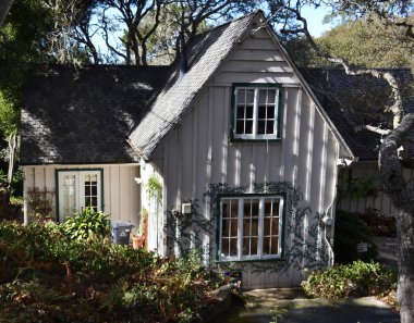 Deniz kenarındaki Carmel, Kaliforniya, ABD - 18 Ekim 2021: Kaliforniya 'nın deniz kenti Carmel' in güzel mahallesi.