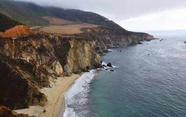 Kaliforniya Eyaleti 'nin 1. Otoyolu boyunca uzanan kıyı şeridi manzarası
