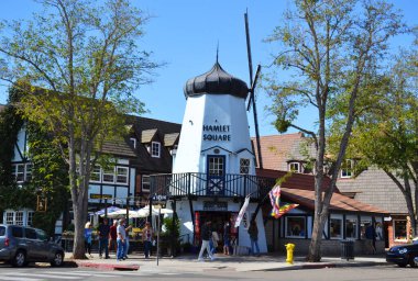 Solvang, California, ABD - 18 Ekim 2021: Solvang kasabasının güzel evleri ve sokakları.