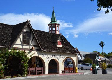 Solvang, California, ABD - 18 Ekim 2021: Solvang kasabasının güzel evleri ve sokakları.