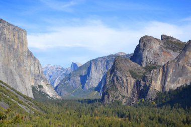 Tünel girişinden Yosemite Vadisi manzarası. Yosemite Ulusal Parkı, Kaliforniya, USAYosemite Ulusal Parkı Dağları ve Ormanları