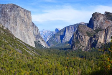 Tünel girişinden Yosemite Vadisi manzarası. Yosemite Ulusal Parkı, Kaliforniya, USAYosemite Ulusal Parkı Dağları ve Ormanları
