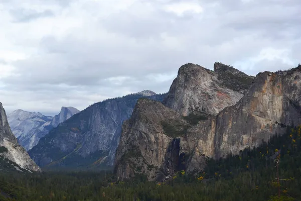 Berge Und Wälder Des Yosemite Nationalparks — Stockfoto