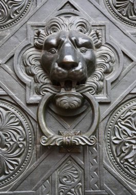 Aslan suratlı klasik kapı kolu.