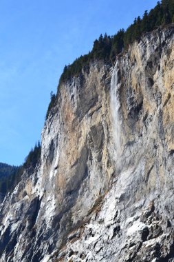 İsviçre 'nin Lauterbrunnen köyünde kış zamanı Staubbach şelalesi
