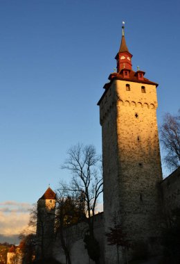 Gün batımında eski Lucerne kale kuleleri