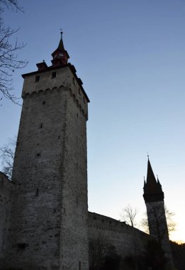 Gün batımında eski Lucerne kale kuleleri