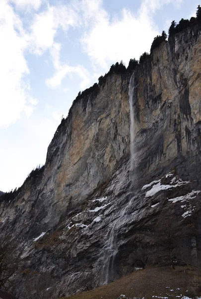 Staubbachův Vodopád Zimním Období Vesnici Lauterbrunnen Švýcarsku — Stock fotografie