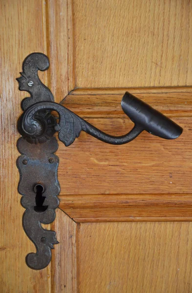 Старая Металлическая Дверная Ручка Деревянной Двери — стоковое фото