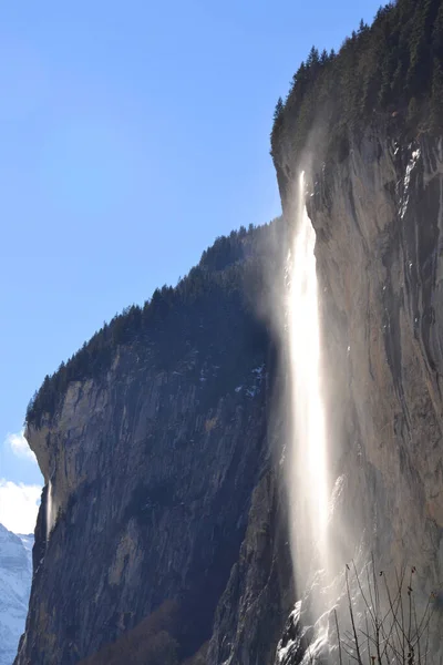 Staubbachův Vodopád Zimním Období Vesnici Lauterbrunnen Švýcarsku — Stock fotografie