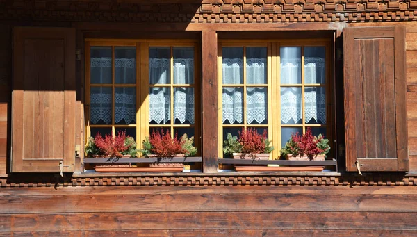 Vieilles Fenêtres Ouvertes Une Maison Dans Village Suisse — Photo