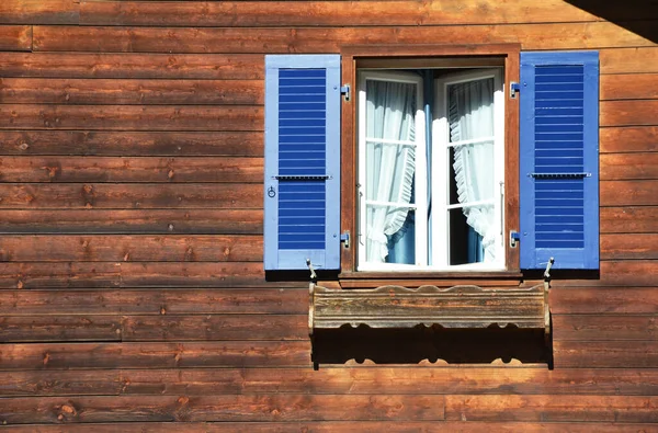 Vieilles Fenêtres Ouvertes Une Maison Dans Village Suisse — Photo